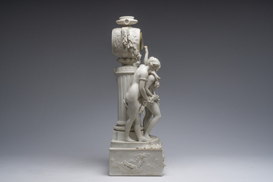 Pendule de chemin&eacute;e en biscuit de style S&egrave;vres &agrave; d&eacute;cor de 'Trois Gr&acirc;ces', probablement Volkstedt-Rudoltadt, fin du 19&egrave;me si&egrave;cle