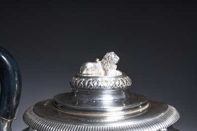Belle th&eacute;i&egrave;re Empire en argent couronn&eacute;e d'un lion, poin&ccedil;on de ma&icirc;tre Jens Jensen, Copenhague, Danemark, dat&eacute; 1839