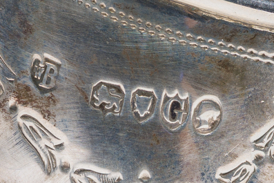 Service &agrave; caf&eacute; et &agrave; th&eacute; de quatre pi&egrave;ces en argent dans son coffret en bois d'origine, poin&ccedil;on de ma&icirc;tre Walter &amp; John Barnard, Londres, dat&eacute; 1882