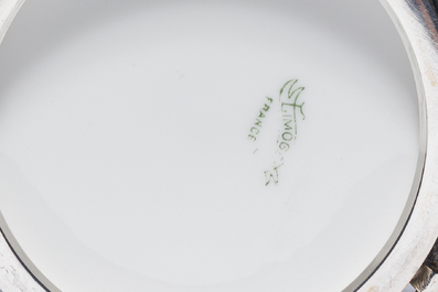 Six tasses en porcelaine de Limoges aux montures et soucoupes en argent et sucrier assorti, Delheid, 800/000, France et Belgique, 20&egrave;me si&egrave;cle