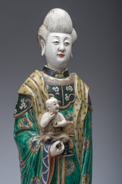 Importante figure d'une femme &agrave; l'enfant en porcelaine de Chine famille verte, 19&egrave;me si&egrave;cle