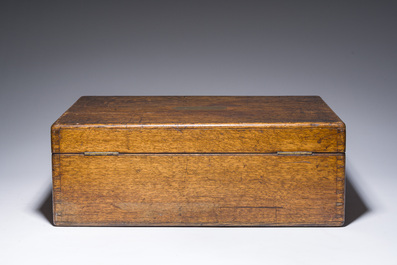 Service &agrave; caf&eacute; et &agrave; th&eacute; de quatre pi&egrave;ces en argent dans son coffret en bois d'origine, poin&ccedil;on de ma&icirc;tre Walter &amp; John Barnard, Londres, dat&eacute; 1882