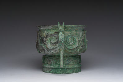 Importante coupe rituelle en bronze de type 'gui', Chine, probablement &eacute;poque des Royaumes Combattants