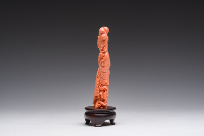 Figure d'une dame avec une branche fleurie en corail rouge sculpt&eacute;, Chine, 19&egrave;me/20&egrave;me si&egrave;cle