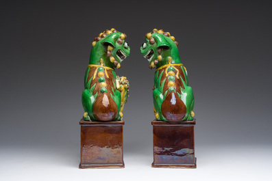 Paire de mod&egrave;les de lion bouddhiste en biscuit &eacute;maille verte, 19&egrave;me si&egrave;cle