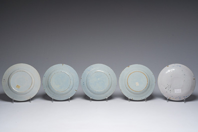 Collection vari&eacute;e de quatorze assiettes et plats en fa&iuml;ence de Delft polychrome et en bleu et blanc, 18&egrave;me si&egrave;cle