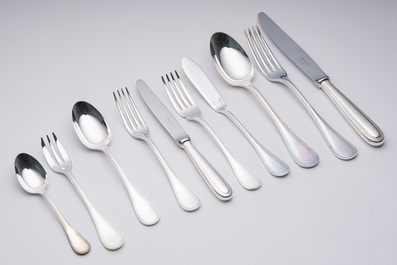 M&eacute;nag&egrave;re de 127 pi&egrave;ces dans la cassette d'origine, mod&egrave;le Perles, Christofle, France, 20&egrave;me si&egrave;cle