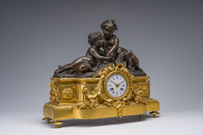 Garniture de chemin&eacute;e en trois pi&egrave;ces en bronze patin&eacute; et dor&eacute; couronn&eacute;e de deux putti avec un nid d'oiseau, France, 19&egrave;me si&egrave;cle