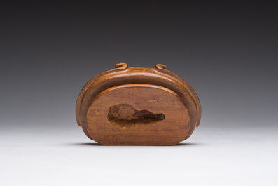 Figure d'une dame avec un oiseau en corail rouge sculpt&eacute;, Chine, 19&egrave;me/20&egrave;me