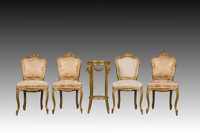 Ensemble de salon de 5 pi&egrave;ces de style Louis XV en bois dor&eacute; compr. un canap&eacute; et 4 chaises et un gu&eacute;ridon de style n&eacute;oclassique, 19&egrave;me/20&egrave;me si&egrave;cle