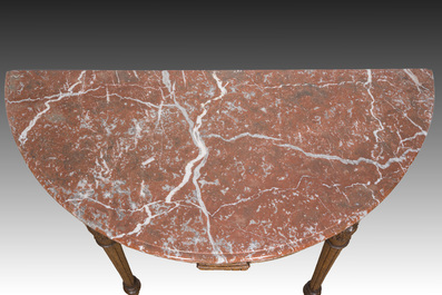 Console murale de style n&eacute;oclassique en ch&ecirc;ne &agrave; d&eacute;cor floral et plateau en marbre, vers 1800