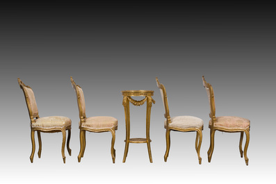 Ensemble de salon de 5 pi&egrave;ces de style Louis XV en bois dor&eacute; compr. un canap&eacute; et 4 chaises et un gu&eacute;ridon de style n&eacute;oclassique, 19&egrave;me/20&egrave;me si&egrave;cle