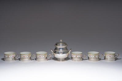 Six tasses en porcelaine de Limoges aux montures et soucoupes en argent et sucrier assorti, Delheid, 800/000, France et Belgique, 20&egrave;me si&egrave;cle