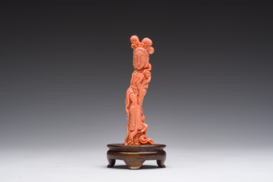 Figure d'une dame avec une branche fleurie en corail rouge sculpt&eacute;, Chine, 19&egrave;me/20&egrave;me si&egrave;cle