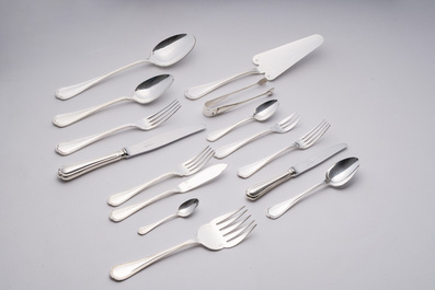 M&eacute;nag&egrave;re de 140 pi&egrave;ces dans la cassette d'origine, mod&egrave;le Spatours, Christofle, France, 20&egrave;me si&egrave;cle