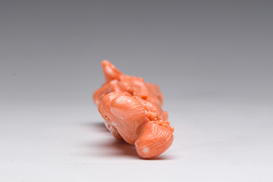 Figure d'une dame avec une branche fleurie en corail rouge sculpt&eacute;, Chine, 19&egrave;me/20&egrave;me si&egrave;cle