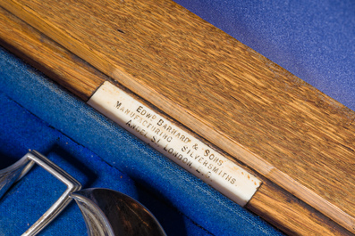 Service &agrave; caf&eacute; et &agrave; th&eacute; de quatre pi&egrave;ces en argent dans son coffret en bois d'origine, poin&ccedil;on de ma&icirc;tre Walter &amp; John Barnard, Londres, dat&eacute; 1882