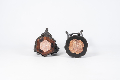 Deux socles en bois sculpt&eacute; et ajour&eacute; aux plateaux en marbre, Chine, 19&egrave;me/20&egrave;me si&egrave;cle