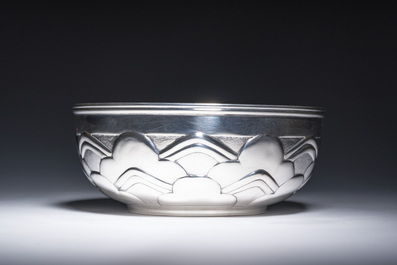Bol Art Nouveau en argent &agrave; d&eacute;cor de nuages, poin&ccedil;on de ma&icirc;tre Carl M. Cohr (1860-1925), Copenhague, Danemark, dat&eacute; 1910