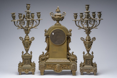 Garniture de chemin&eacute;e de trois pi&egrave;ces en bronze partiellement dor&eacute;, France, 19&egrave;me si&egrave;cle
