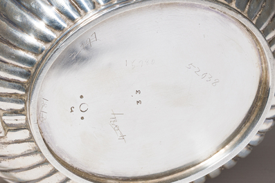 Service &agrave; caf&eacute; et &agrave; th&eacute; de quatre pi&egrave;ces en argent dans son coffret en bois d'origine, poin&ccedil;on de ma&icirc;tre Walter &amp; John Barnard, Londres, dat&eacute; 1882