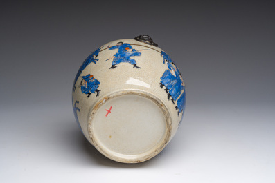 Vase en porcelaine de Chine polychrome dite 'de Nankin' &agrave; d&eacute;cor de sc&egrave;nes guerri&egrave;res, 19&egrave;me si&egrave;cle