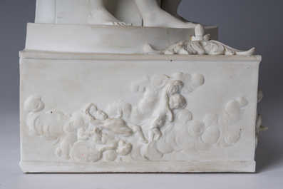 Pendule de chemin&eacute;e en biscuit de style S&egrave;vres &agrave; d&eacute;cor de 'Trois Gr&acirc;ces', probablement Volkstedt-Rudoltadt, fin du 19&egrave;me si&egrave;cle