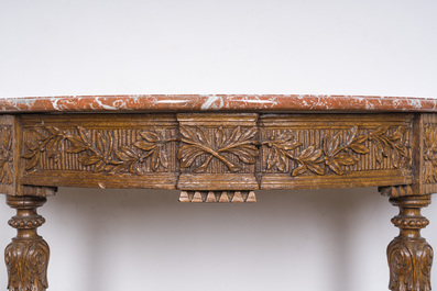 Console murale de style n&eacute;oclassique en ch&ecirc;ne &agrave; d&eacute;cor floral et plateau en marbre, vers 1800