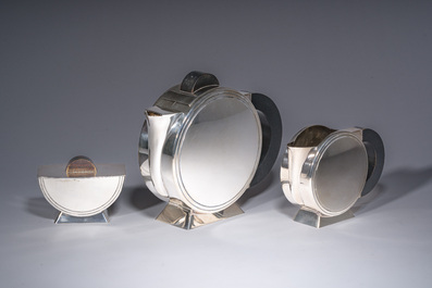 Service &agrave; caf&eacute; Art D&eacute;co de quatre pi&egrave;ces en m&eacute;tal argent&eacute;, mod&egrave;le Tonnelet, Christian Fjerdingstadt (1891-1968) pour Christofle, France, vers 1933