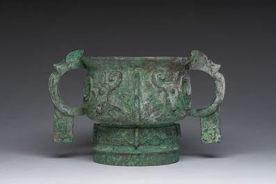 Importante coupe rituelle en bronze de type 'gui', Chine, probablement &eacute;poque des Royaumes Combattants