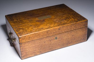 Service &agrave; caf&eacute; et &agrave; th&eacute; de quatre pi&egrave;ces en argent dans son coffret en bois d'origine, poin&ccedil;on de ma&icirc;tre Walter &amp; John Barnard, Londres, dat&eacute; 1882