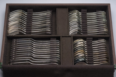 M&eacute;nag&egrave;re de 127 pi&egrave;ces dans la cassette d'origine, mod&egrave;le Perles, Christofle, France, 20&egrave;me si&egrave;cle