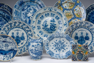 Collection vari&eacute;e en fa&iuml;ence de Delft polychrome et en bleu et blanc, la plupart 18&egrave;me si&egrave;cle