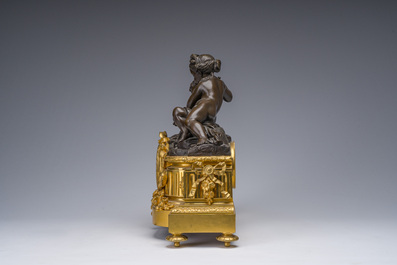 Garniture de chemin&eacute;e en trois pi&egrave;ces en bronze patin&eacute; et dor&eacute; couronn&eacute;e de deux putti avec un nid d'oiseau, France, 19&egrave;me si&egrave;cle