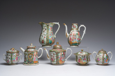 Collection vari&eacute;e de cruches, et de pots couverts en porcelaine de Chine famille rose de Canton &agrave; d&eacute;cor floral et de sc&egrave;nes de palais, 19&egrave;me si&egrave;cle