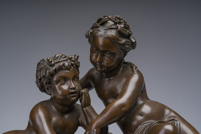 Garniture de chemin&eacute;e en trois pi&egrave;ces en bronze patin&eacute; et dor&eacute; couronn&eacute;e de deux putti avec un nid d'oiseau, France, 19&egrave;me si&egrave;cle
