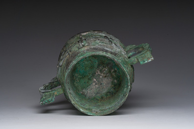 Importante coupe rituelle en bronze de type 'gui', Chine, probablement &eacute;poque des Royaumes Combattants