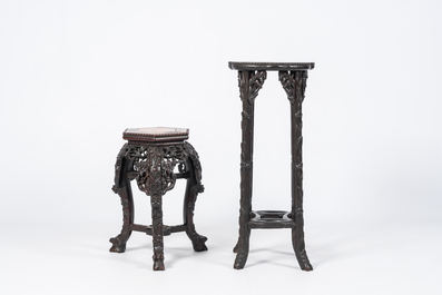 Deux socles en bois sculpt&eacute; et ajour&eacute; aux plateaux en marbre, Chine, 19&egrave;me/20&egrave;me si&egrave;cle