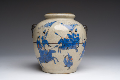 Vase en porcelaine de Chine polychrome dite 'de Nankin' &agrave; d&eacute;cor de sc&egrave;nes guerri&egrave;res, 19&egrave;me si&egrave;cle