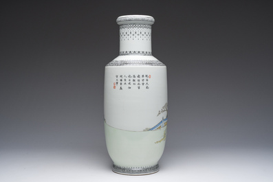 Vase de forme rouleau en porcelaine de Chine famille rose &agrave; d&eacute;cor de femmes &eacute;rudites, marque de Qianlong, 20&egrave;me si&egrave;cle