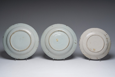 Collection vari&eacute;e de quatorze assiettes et plats en fa&iuml;ence de Delft polychrome et en bleu et blanc, 18&egrave;me si&egrave;cle