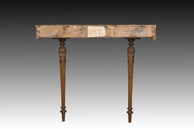 Console murale de style n&eacute;oclassique en ch&ecirc;ne &agrave; d&eacute;cor floral et plateau en marbre, vers 1800
