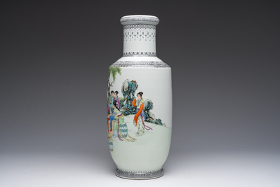 Vase de forme rouleau en porcelaine de Chine famille rose &agrave; d&eacute;cor de femmes &eacute;rudites, marque de Qianlong, 20&egrave;me si&egrave;cle
