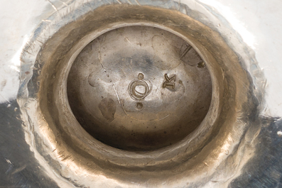 Service &agrave; caf&eacute; et &agrave; th&eacute; de quatre pi&egrave;ces en argent dans son coffret en bois d'origine, poin&ccedil;on de ma&icirc;tre Walter &amp; John Barnard, Londres, dat&eacute; 1882