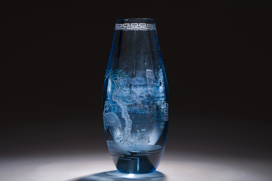 Vase en verre bleu clair &agrave; d&eacute;cor grav&eacute;, Chine, 20&egrave;me si&egrave;cle