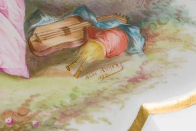 Plat en porcelaine &agrave; d&eacute;cor dor&eacute; et polychrome d'une sc&egrave;ne romantique, sign&eacute; Alice Avaert, France, dat&eacute; 1880