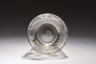 Coupe en verre grav&eacute; &agrave; d&eacute;cor floral et aigle &agrave; deux t&ecirc;tes, Allemagne, Potsdam, fin du 17&egrave;me si&egrave;cle