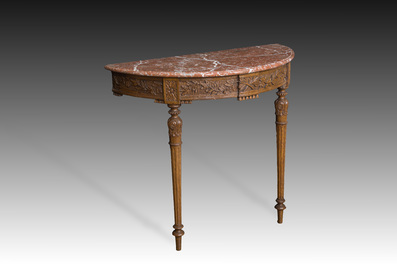 Console murale de style n&eacute;oclassique en ch&ecirc;ne &agrave; d&eacute;cor floral et plateau en marbre, vers 1800