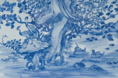 Grande plaque en forme de ruyi en porcelaine de Chine bleu et blanc &agrave; d&eacute;cor de ph&eacute;nix dans un pasage, 19&egrave;me si&egrave;cle