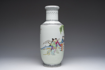 Vase de forme rouleau en porcelaine de Chine famille rose &agrave; d&eacute;cor de femmes &eacute;rudites, marque de Qianlong, 20&egrave;me si&egrave;cle